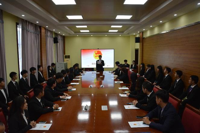 會議室里的人們描述已自動生成 會議室里的人們描述已自動生成