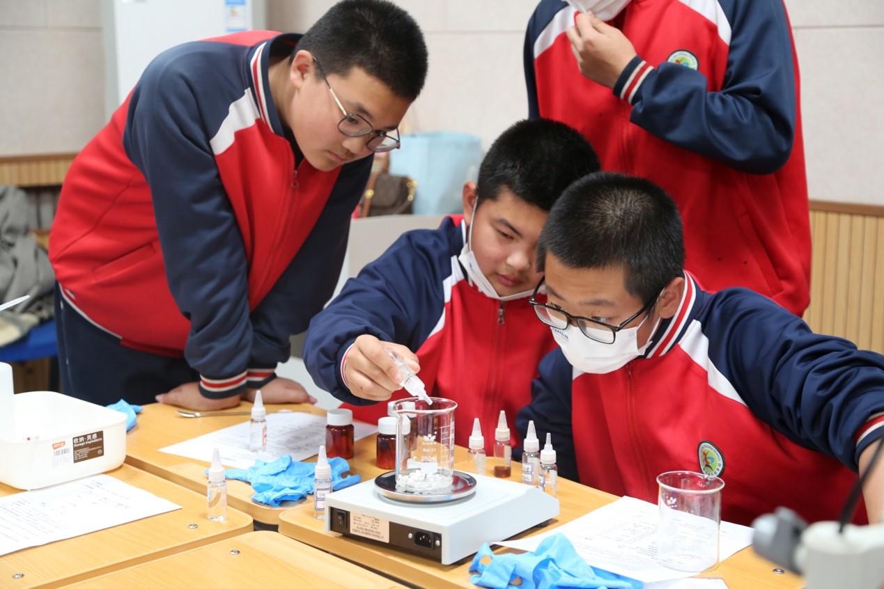 人們在看臺上的人在桌子前切蛋糕中度可信度描述已自動生成