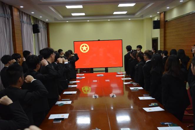 會議室里的人們描述已自動生成 會議室里的人們描述已自動生成