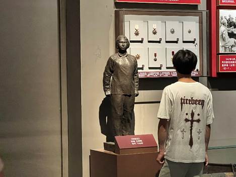 一些人站在門前描述已自動生成 一些人站在門前描述已自動生成