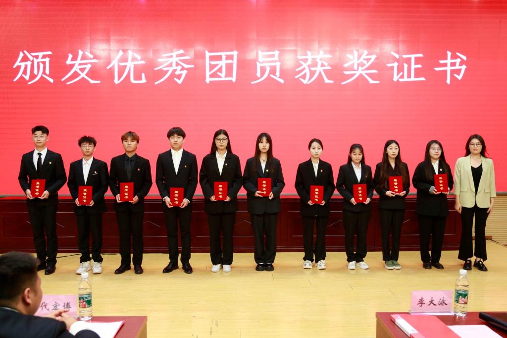 一群人站在臺上描述已自動生成