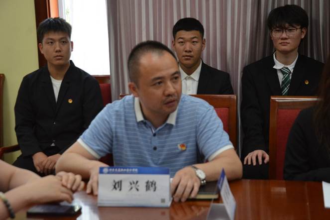 一群人坐在桌子前描述已自動生成 一群人坐在桌子前描述已自動生成