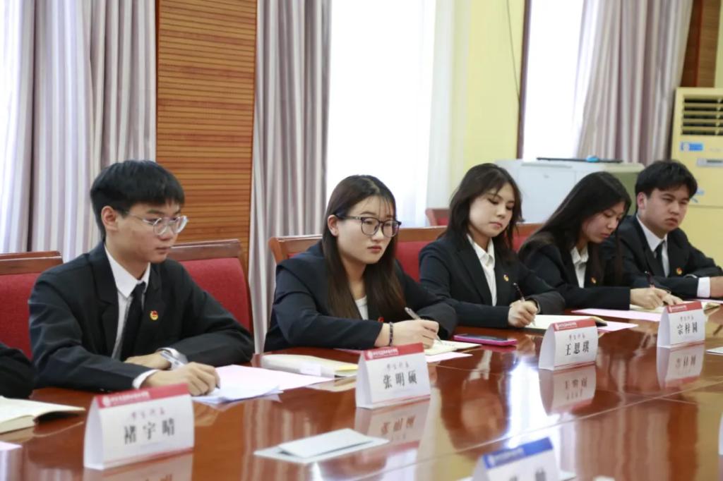 一群人坐在桌子前描述已自動生成