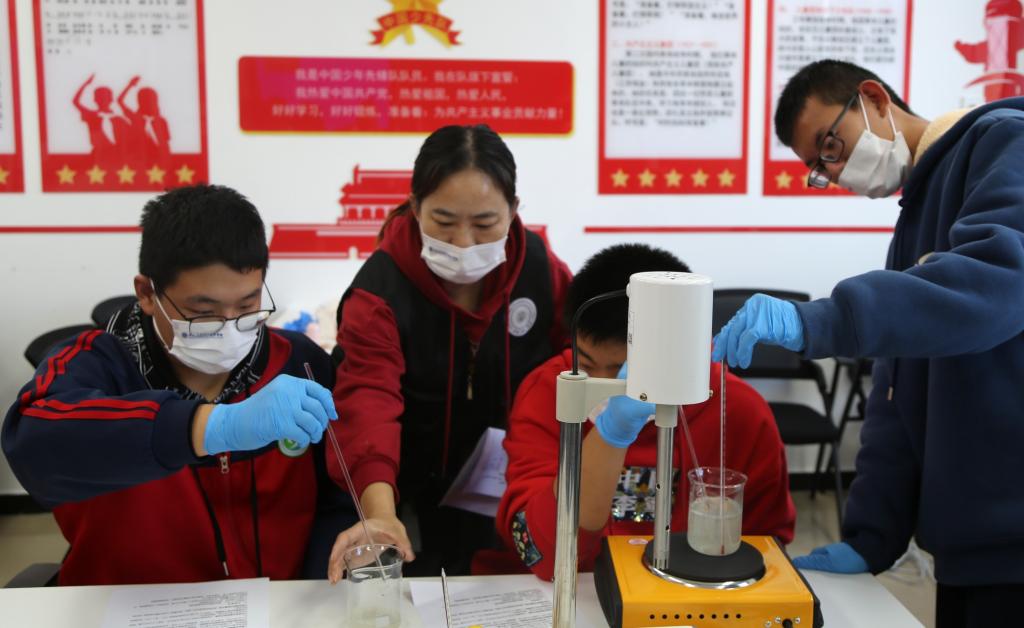 圖片包含 人, 桌子, 男人, 女人描述已自動生成