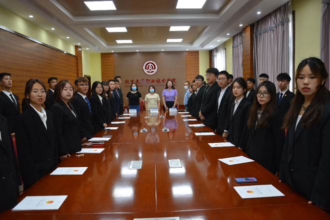 會議室里的人們描述已自動生成 會議室里的人們描述已自動生成