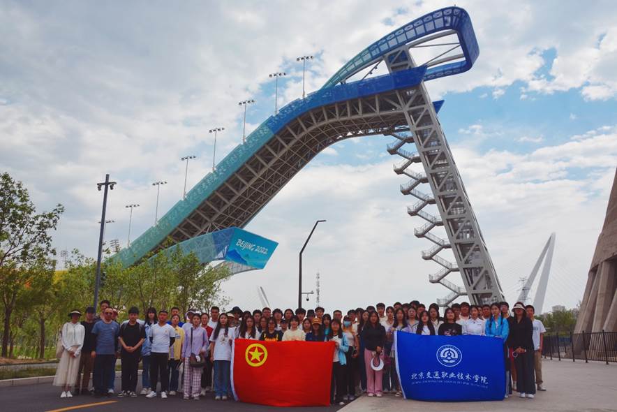 人們站在船上低可信度描述已自動生成 人們站在船上低可信度描述已自動生成