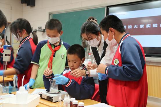 生日蛋糕旁的小孩們低可信度描述已自動生成