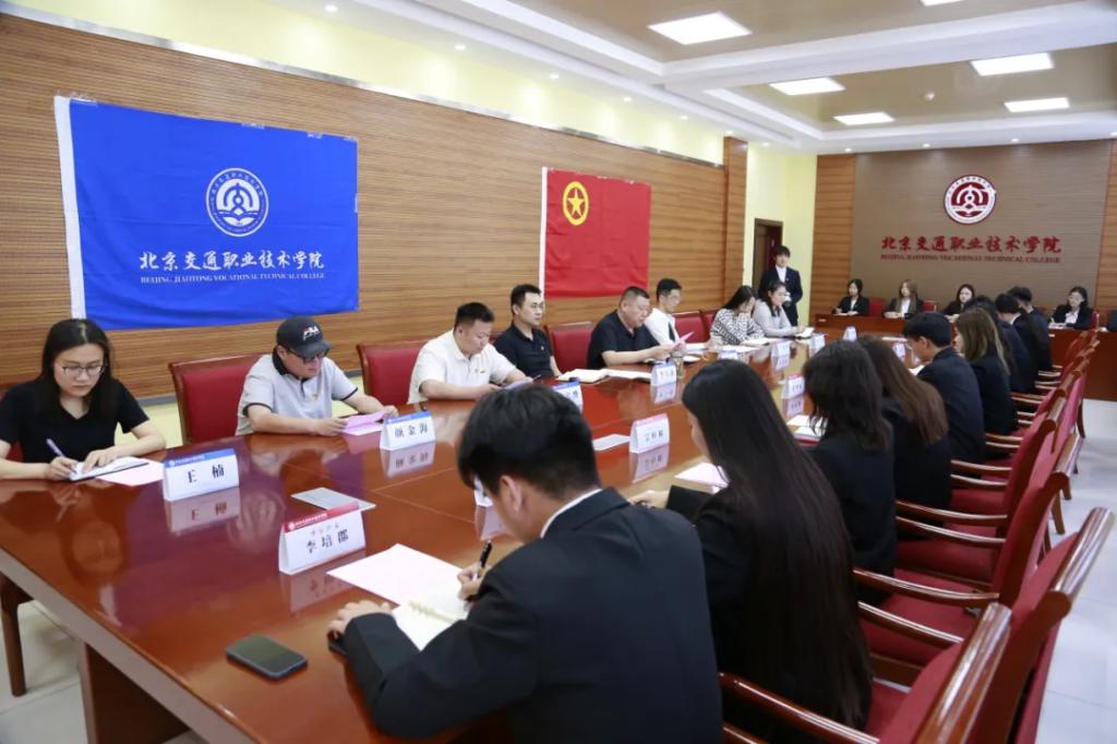 會議室里的人們描述已自動生成