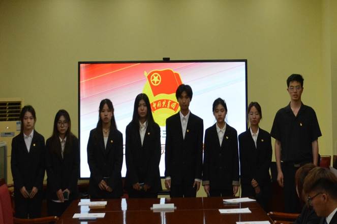 一群人站在臺上演講描述已自動生成 一群人站在臺上演講描述已自動生成