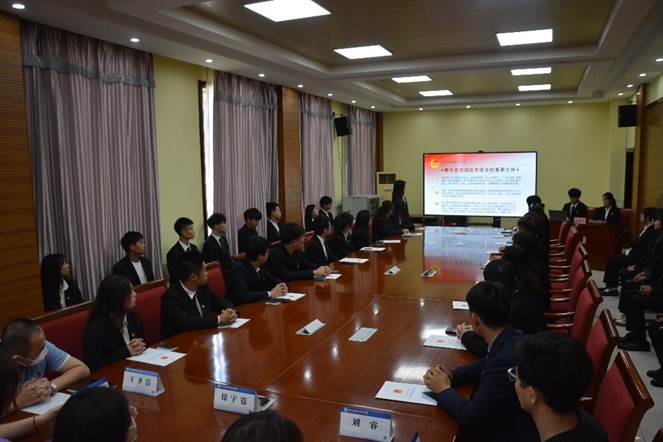 會議室里的人們描述已自動生成 會議室里的人們描述已自動生成