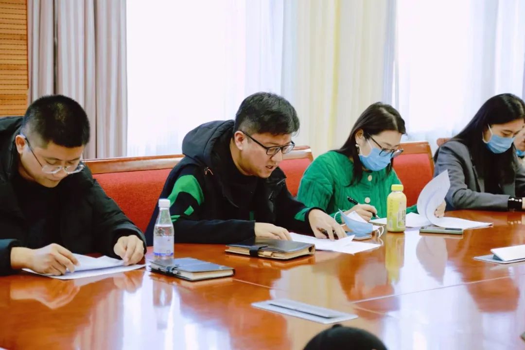 幾個人在桌子前中度可信度描述已自動生成