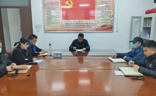 會議室里的人們描述已自動生成