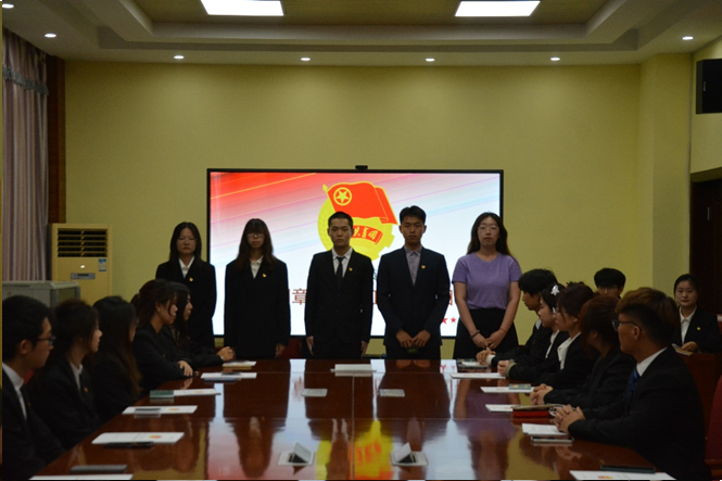 一群人站在臺上演講描述已自動生成,一群人正在聊天描述已自動生成,會議室里的人們描述已自動生成 一群人站在臺上演講描述已自動生成,一群人正在聊天描述已自動生成,會議室里的人們描述已自動生成