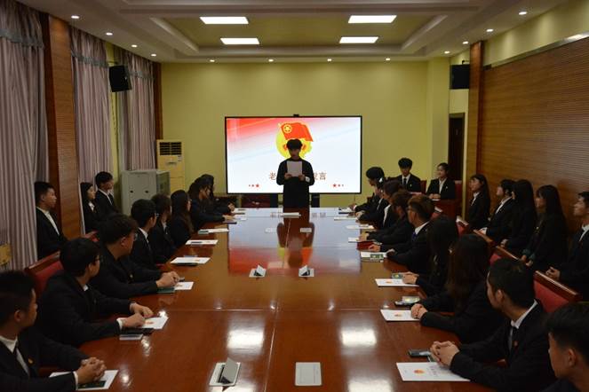 會議室里的人們描述已自動生成 會議室里的人們描述已自動生成