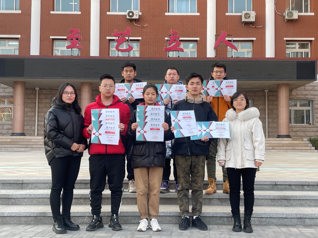 說明: 一群年輕人在街道上描述已自動生成