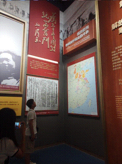 19,墻上貼著海報描述已自動生成 19,墻上貼著海報描述已自動生成