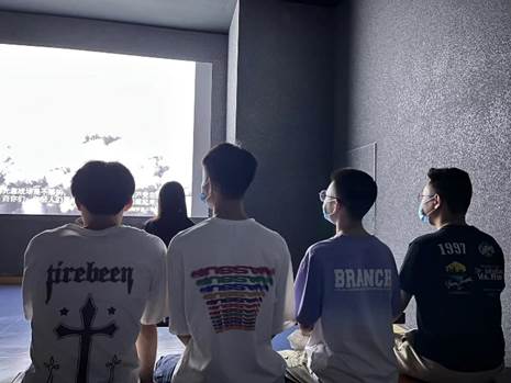 男人們站在一起描述已自動生成 男人們站在一起描述已自動生成