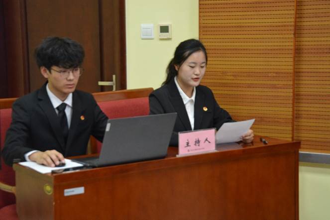 桌子上放著筆記本電腦前的人中度可信度描述已自動生成 桌子上放著筆記本電腦前的人中度可信度描述已自動生成